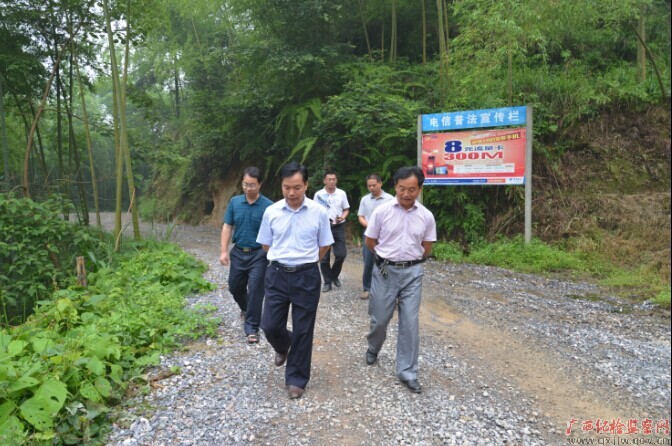 灌阳县纪委书记深入西山瑶族乡鹰嘴村为民办实事
