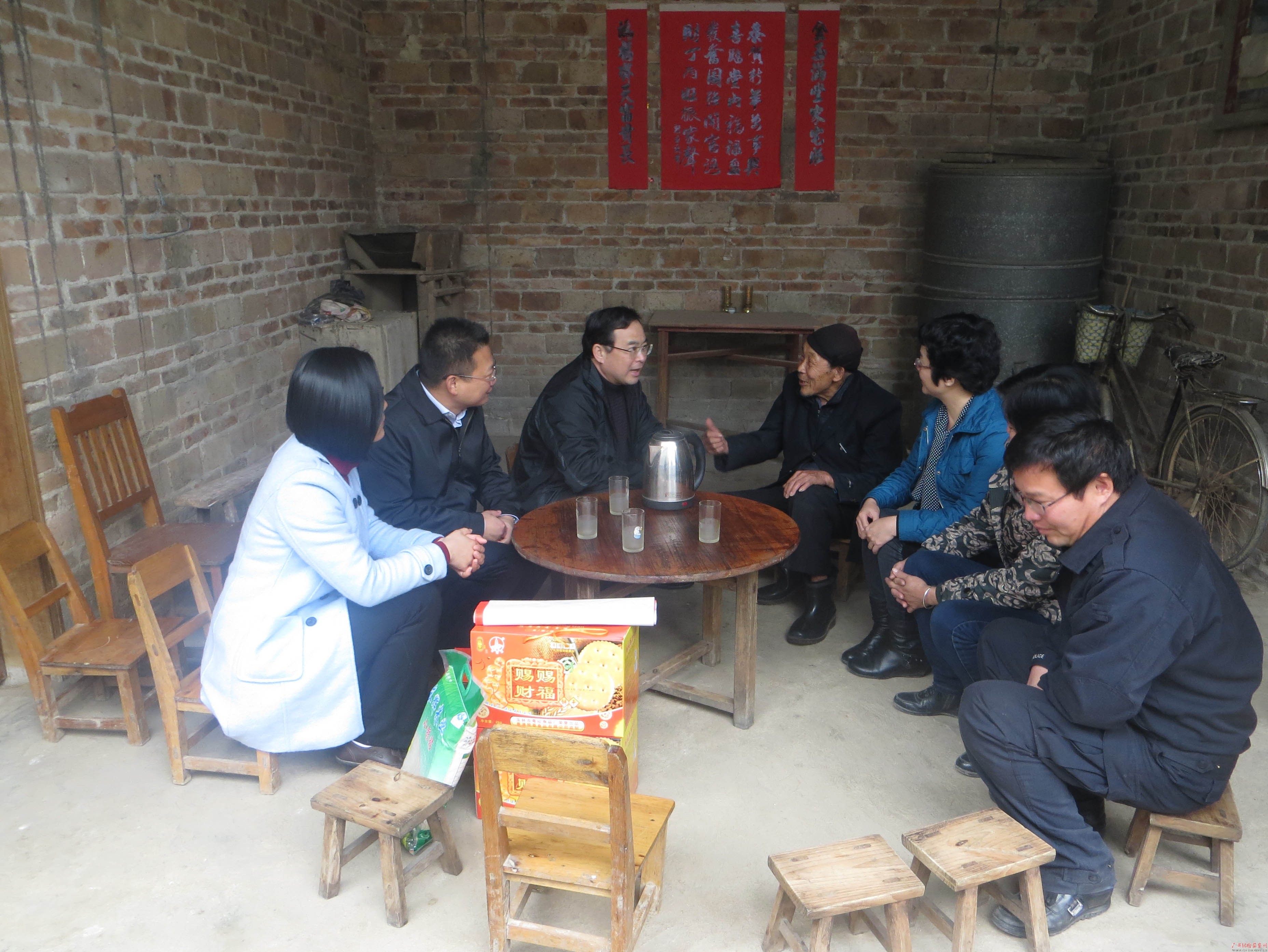 2月10日,秦邦元(左三)来到兴业县洛阳镇六九村慰问老党员