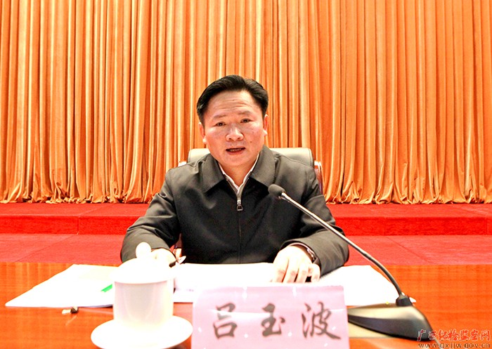 自治区宣讲团成员,自治区纪委常委,监察厅副厅长吕玉波作宣讲报告