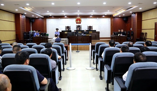 贵港60多名干部到庭审现场零距离接受警示教育