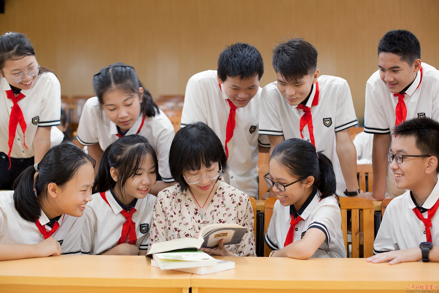 南宁市相思湖学校苏琴老师在与学生们一起阅读,分享读书的快乐