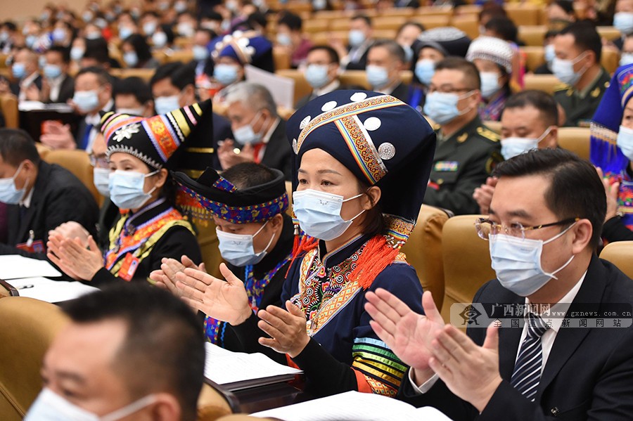 自治区十三届人大四次会议开幕