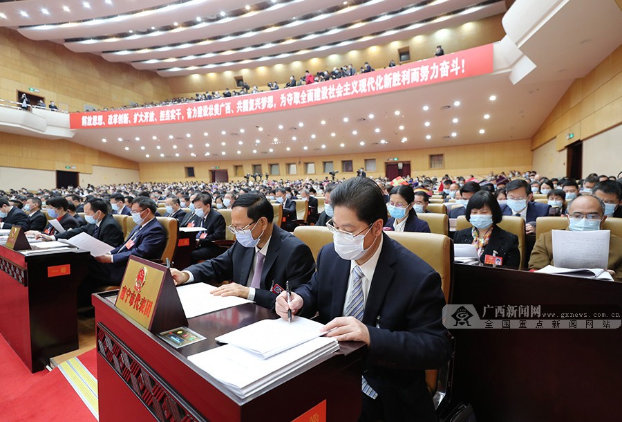 自治区十三届人大四次会议开幕