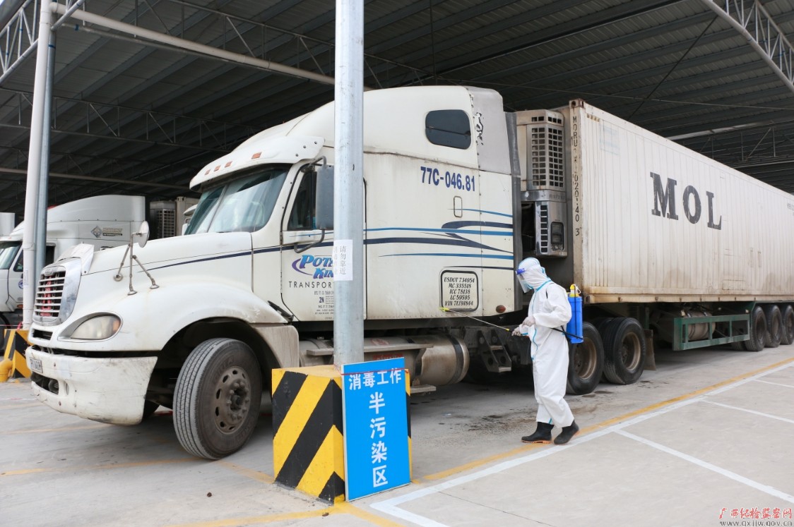 2月1日,水口口岸二级市场消杀工作人员对越南集装箱大货车进行预防性
