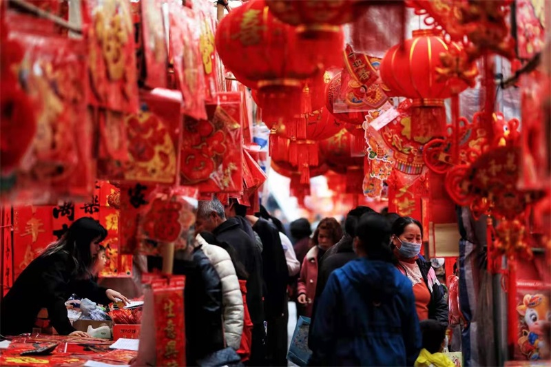 在鹿寨县"年货一条街",采购春节所需对联,挂饰等物品的顾客络绎不绝.