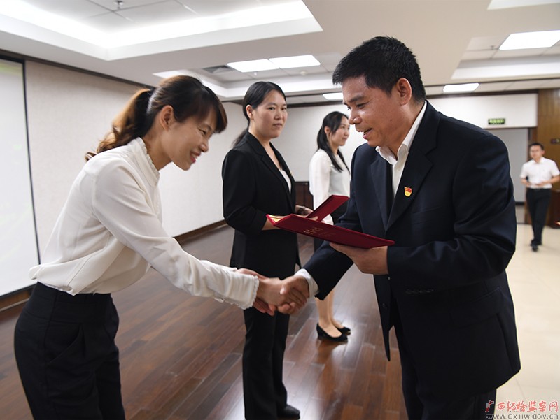 自治区纪委监委机关开展“感党恩 跟党走” “润德悦心”朗读会活动
