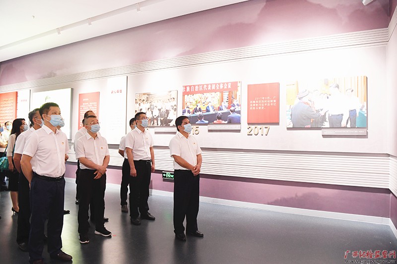 深刻领悟脱贫攻坚精神 汲取新时代奋进力量自治区纪委监委机关党员干部参观广西脱贫攻坚成就展