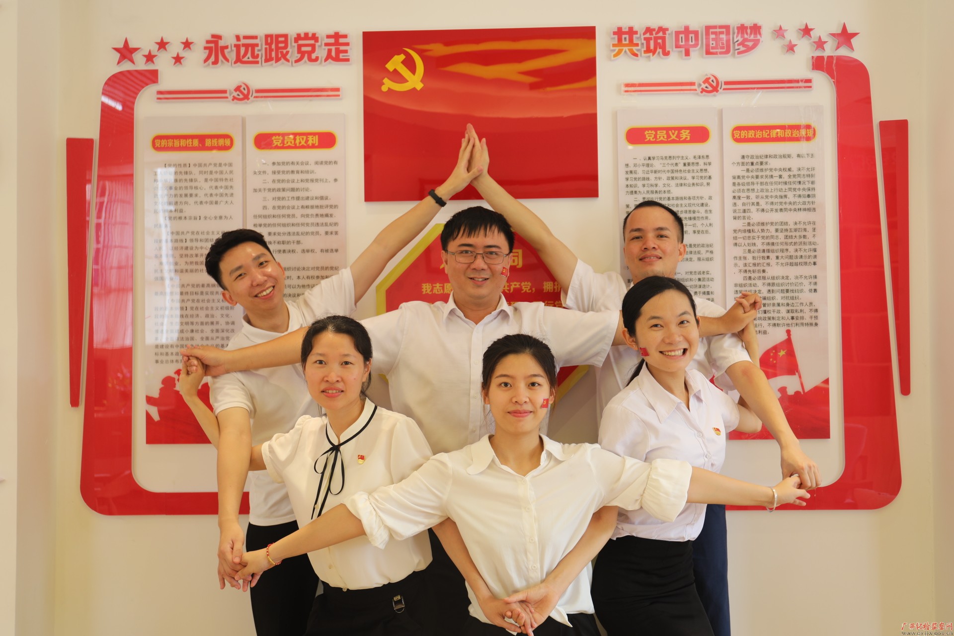 在"对党说句心里话"主题党日活动结束后,大家心潮澎湃,纷纷与党旗合影