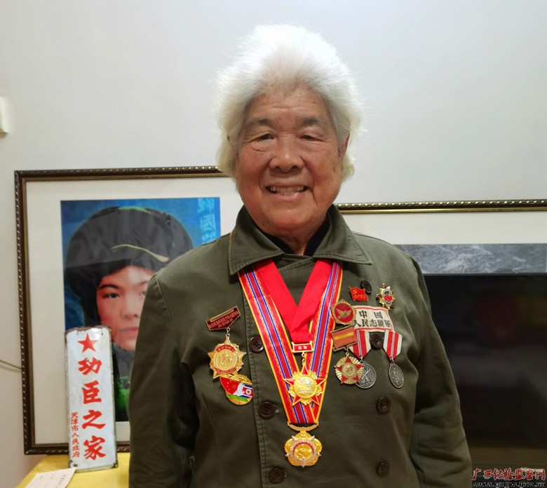 杨兴蓉:15岁上战场 用自己的身体掩护伤员