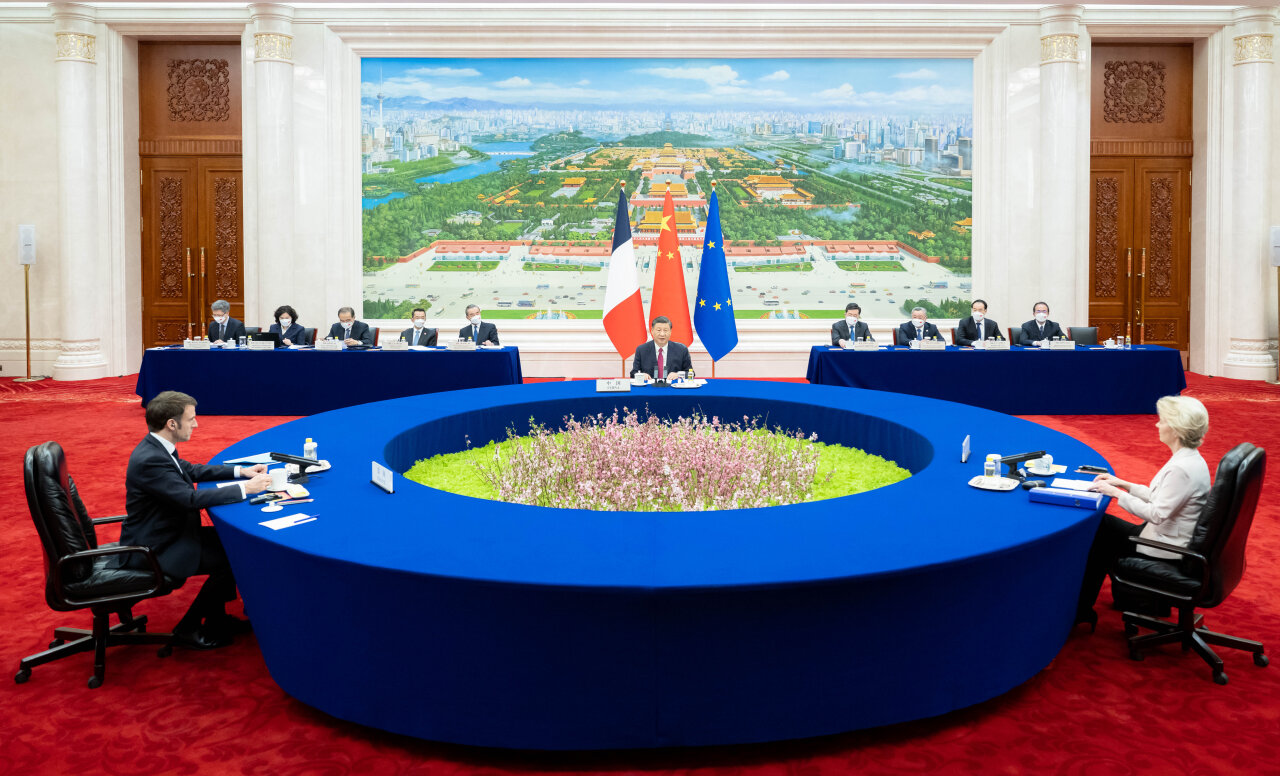 习近平同法国总统马克龙、欧盟委员会主席冯德莱恩举行中法欧三方会晤