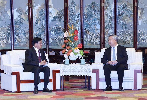 李希看望并会见老挝人革党中央总书记、国家主席通伦