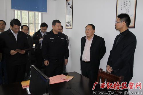 崇左市委书记黄克(右二)在"周贤良工作站"与周贤良(左二)同志亲切交谈