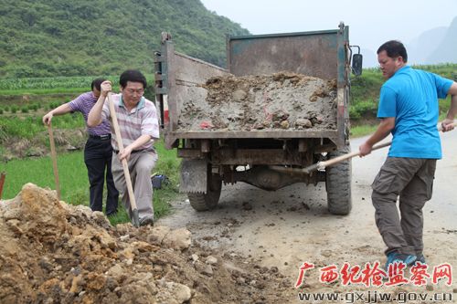 河池市纪委干部到罗城县伦洞村开展“清洁乡村”义务劳动