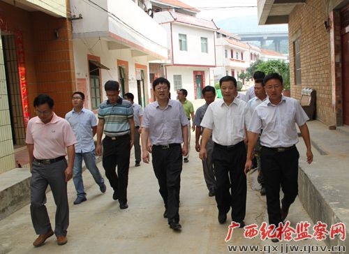 刘友谊深入田林县调研“清洁乡村”工作