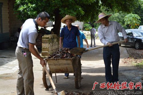 武鸣县纪委深入挂点联系村屯助力美丽乡村建设