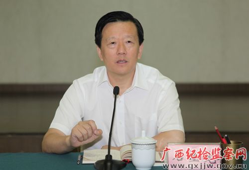 石生龙主持座谈会听取开展党的群众路线教育实践活动的意见建议