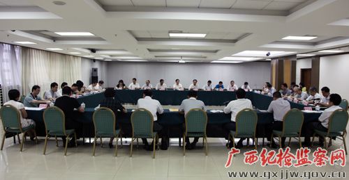 石生龙主持座谈会听取开展党的群众路线教育实践活动的意见建议