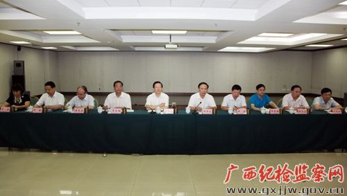 石生龙主持座谈会听取开展党的群众路线教育实践活动的意见建议