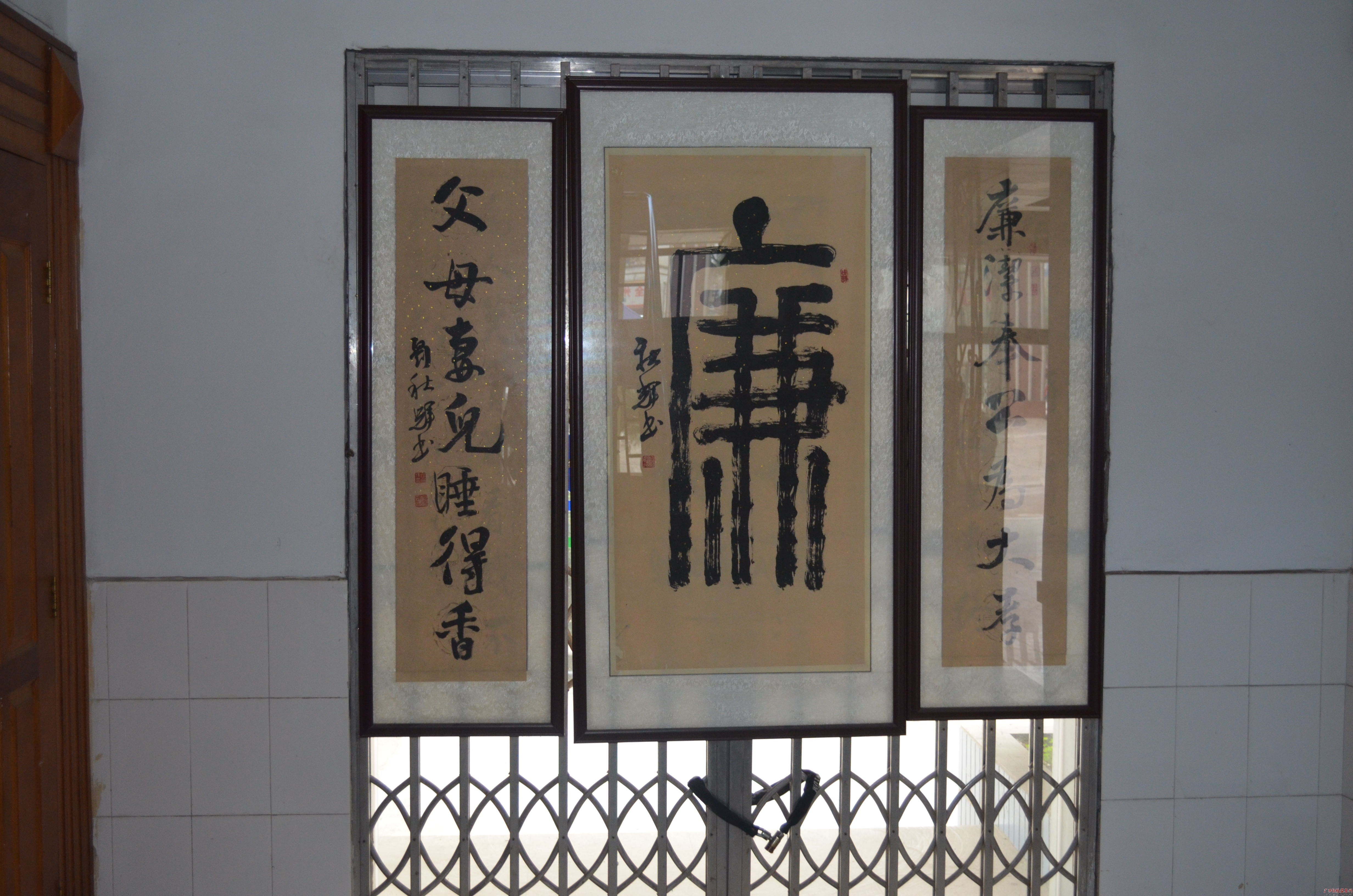 小长廊展亮点 反腐倡廉敲警钟