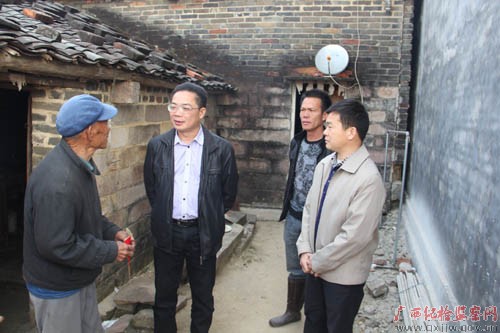 东兴市纪委书记走访慰问困难群众