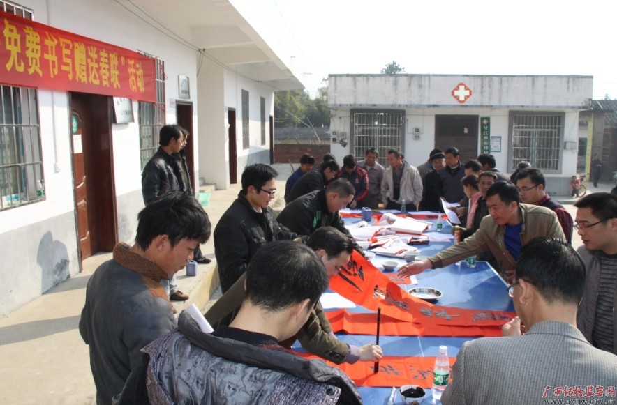 鹿寨县纪委监察局到联系点深化共建“净”贺新春