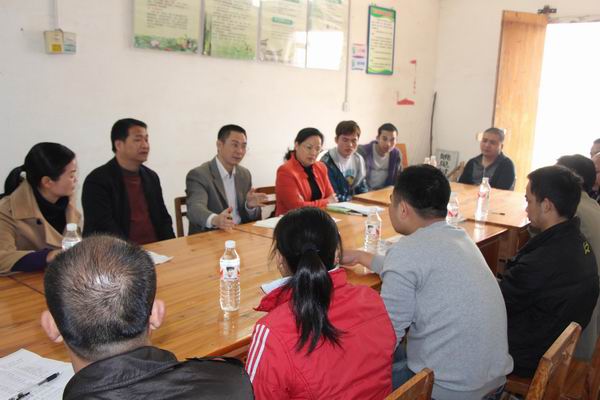 覃塘区纪委：以春节“走访慰问”推进群众教育实践活动
