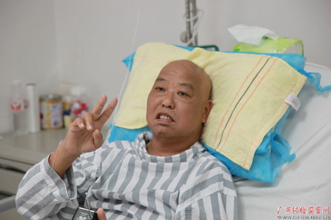 自治区纪委宣教室、反腐倡廉信息教育管理中心党支部看望慰问卢世亦同志