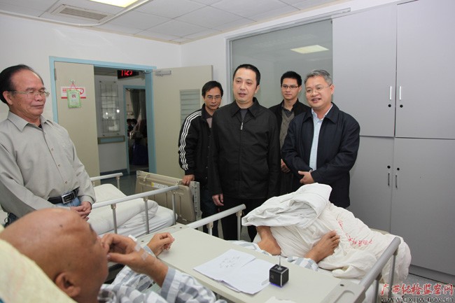 自治区纪委宣教室、反腐倡廉信息教育管理中心党支部看望慰问卢世亦同志
