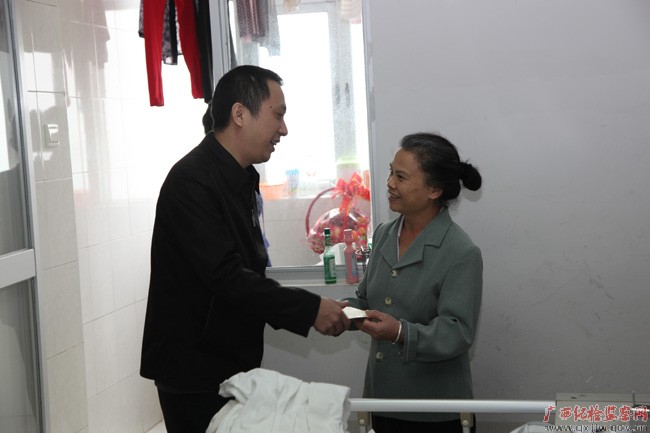 自治区纪委宣教室、反腐倡廉信息教育管理中心党支部看望慰问卢世亦同志