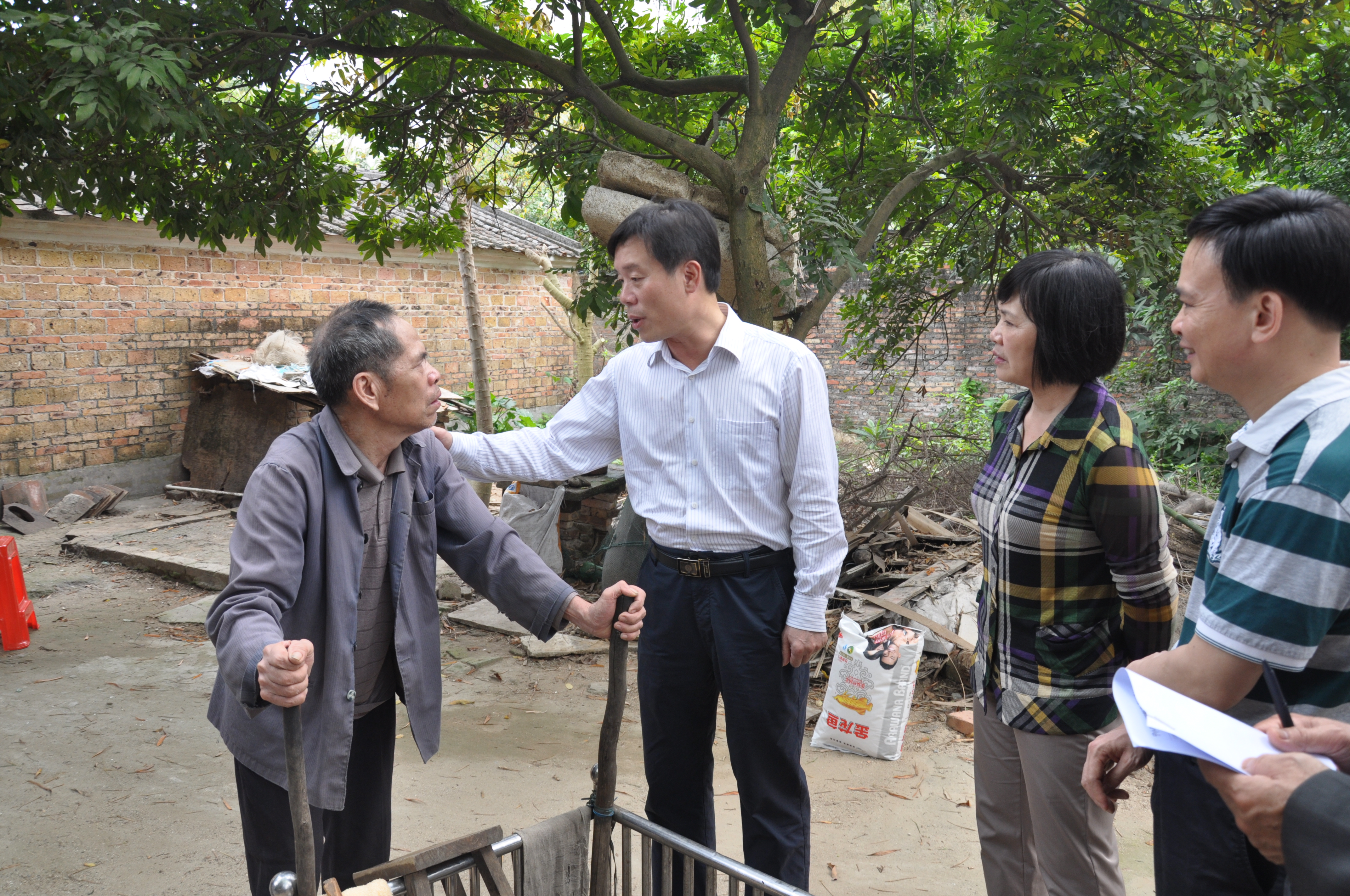 北海市纪委书记参加在职党员“进社区、察民情、办实事”活动