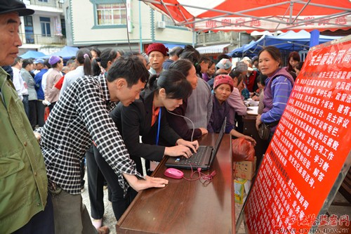 东兰开展公开接访 践行群众路线