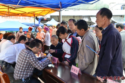 东兰开展公开接访 践行群众路线