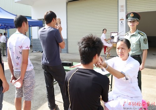 扶绥县纪委派员赴人武部征兵体检现场全程监督