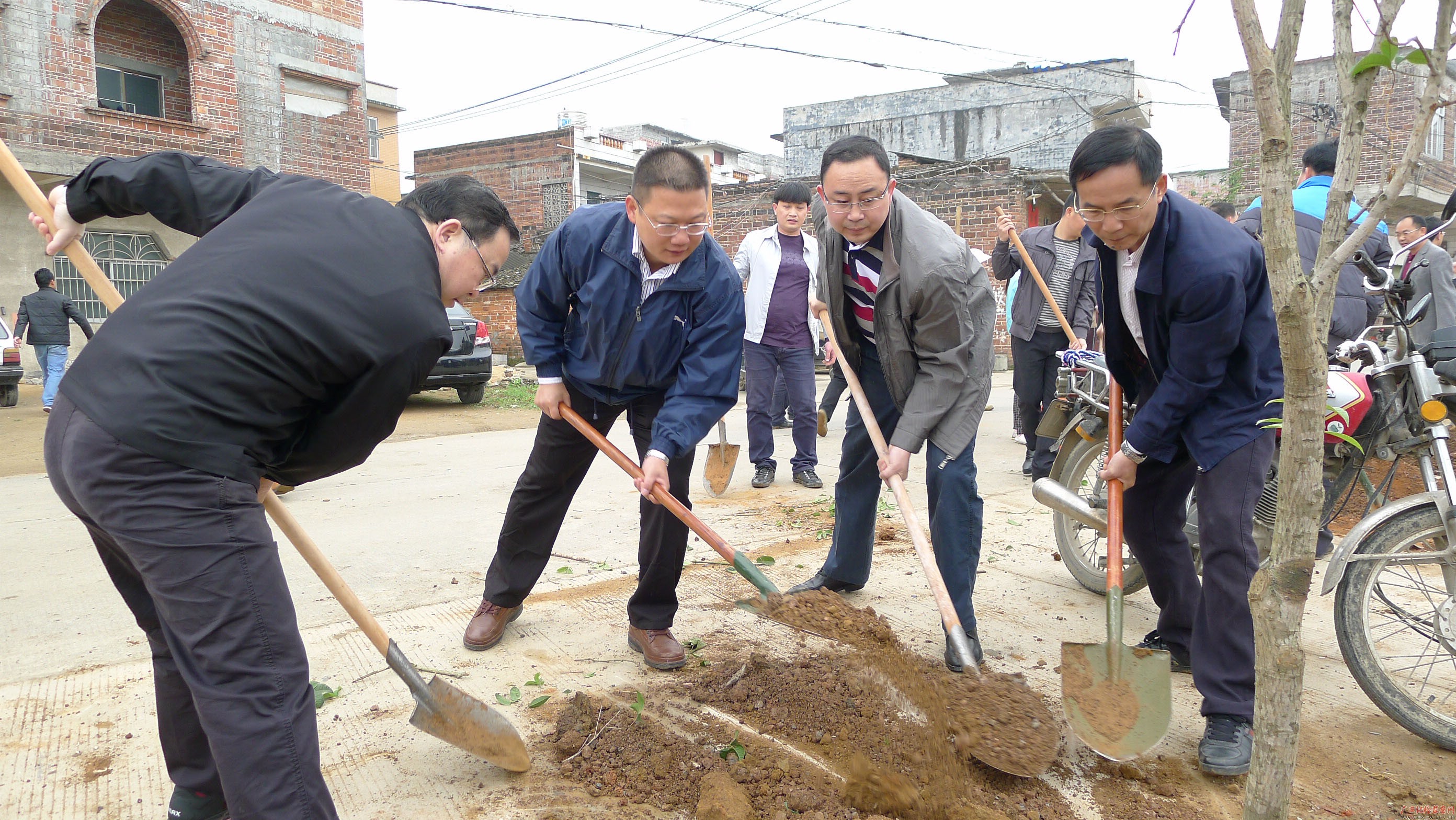 玉林市纪委书记到东山社区调研生态乡村建设情况