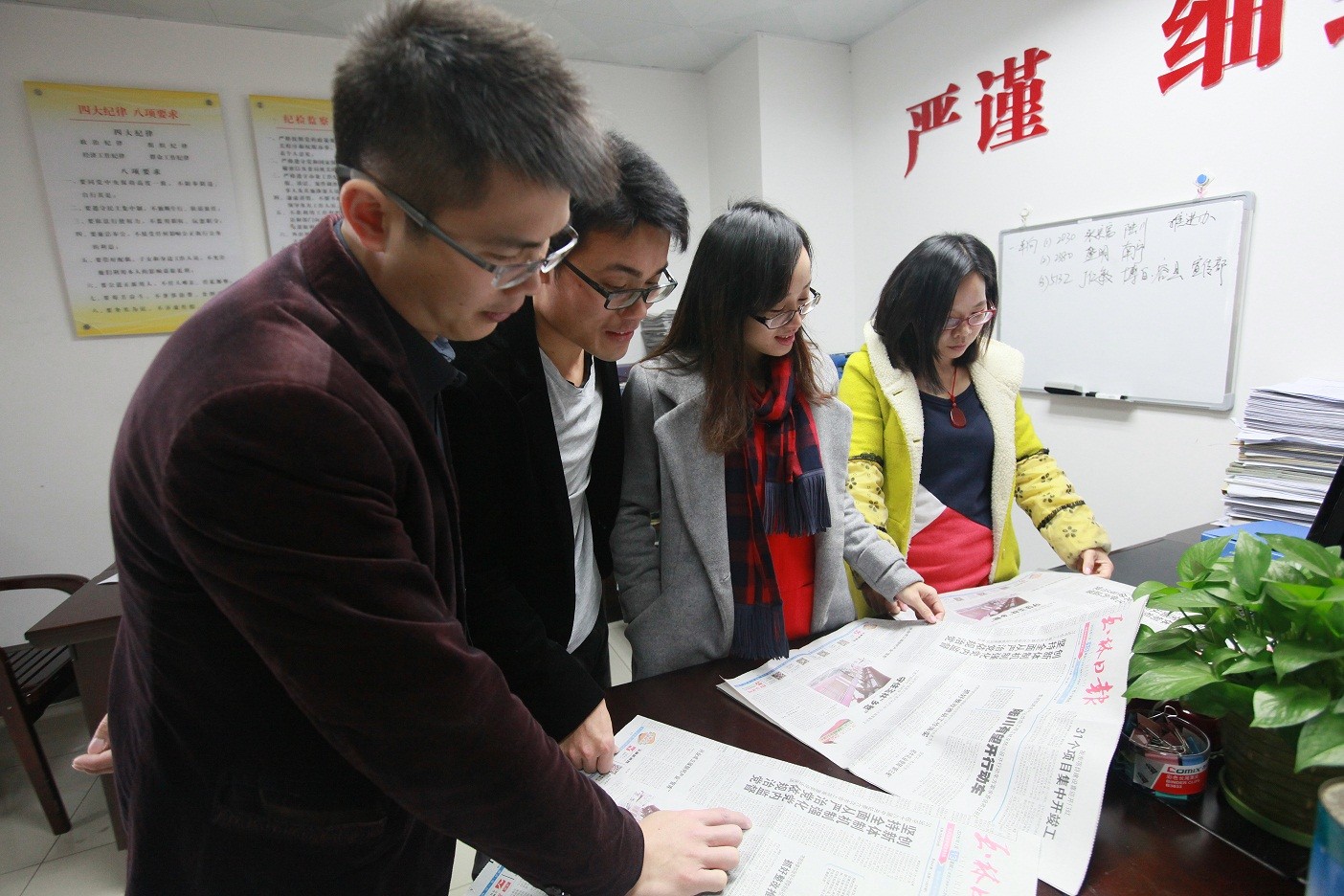 玉林市纪委干部抢先学习习近平总书记在第十八届中央纪委第六次全会上的重要讲话精神