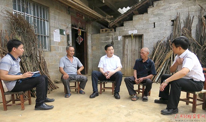 百色市纪委书记深入基层调研扶贫领域监督执纪问责工作