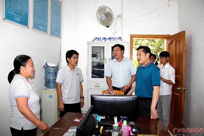 百色市纪委书记深入基层调研扶贫领域监督执纪问责工作