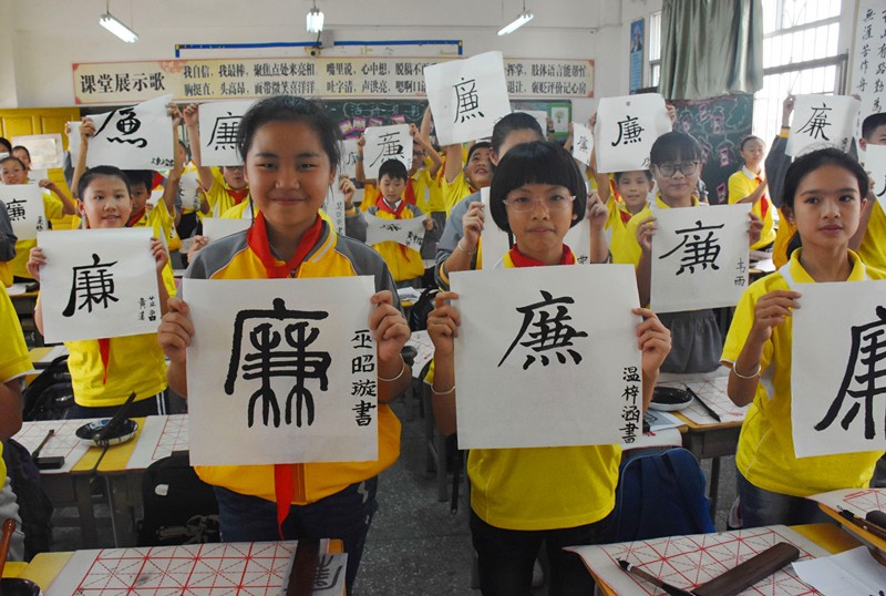 河池：壮族三月三民俗活动“巧遇”廉政文化