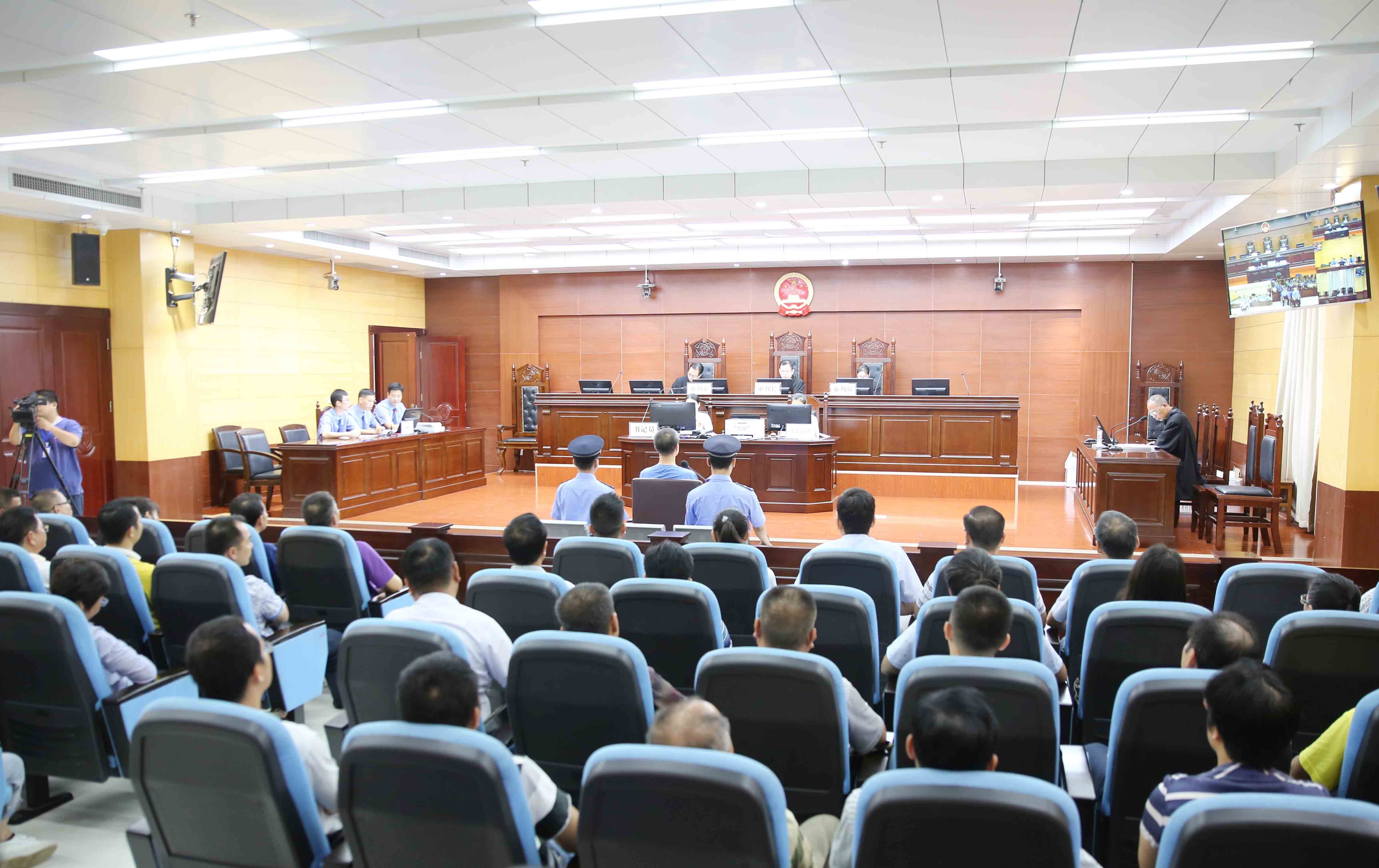 崇左:旁听庭审现场 "零距离"接受警示教育