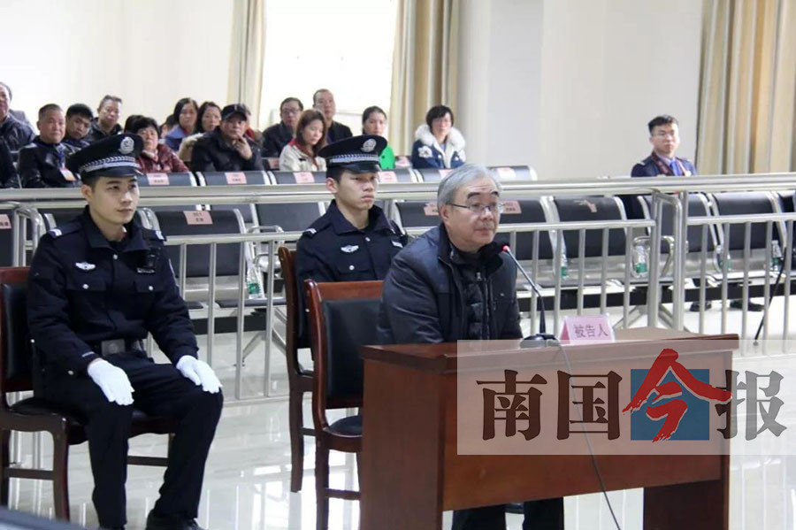 来宾市人民医院原院长周方涉嫌受贿1810.6万受审