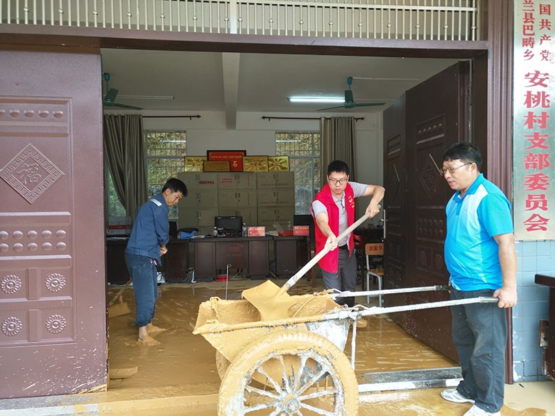 【镜头】奋战在抗洪一线的纪检监察干部
