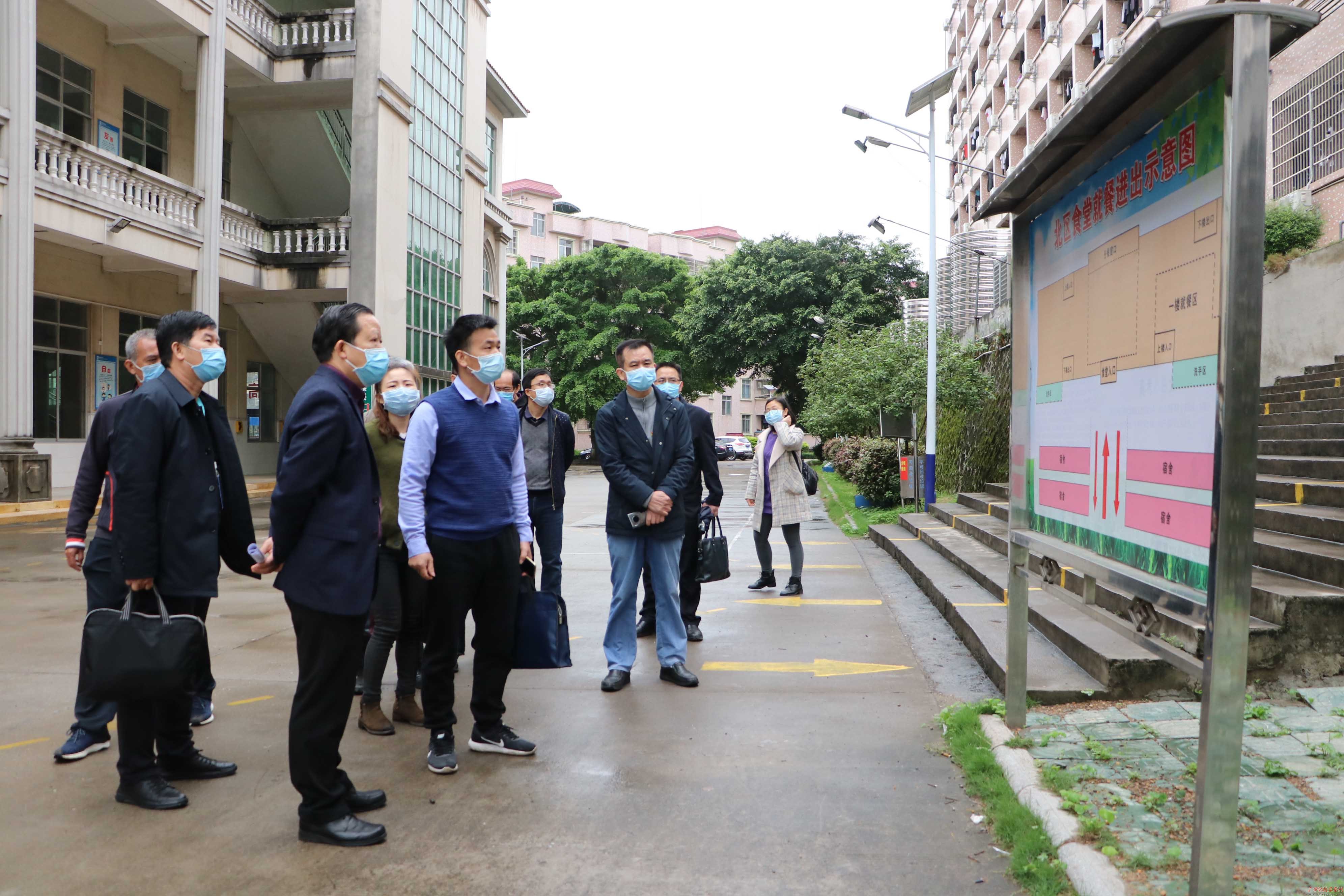 3月30日,玉林市学校开学评估组第二联合检查组在容县高中检查疫情防控