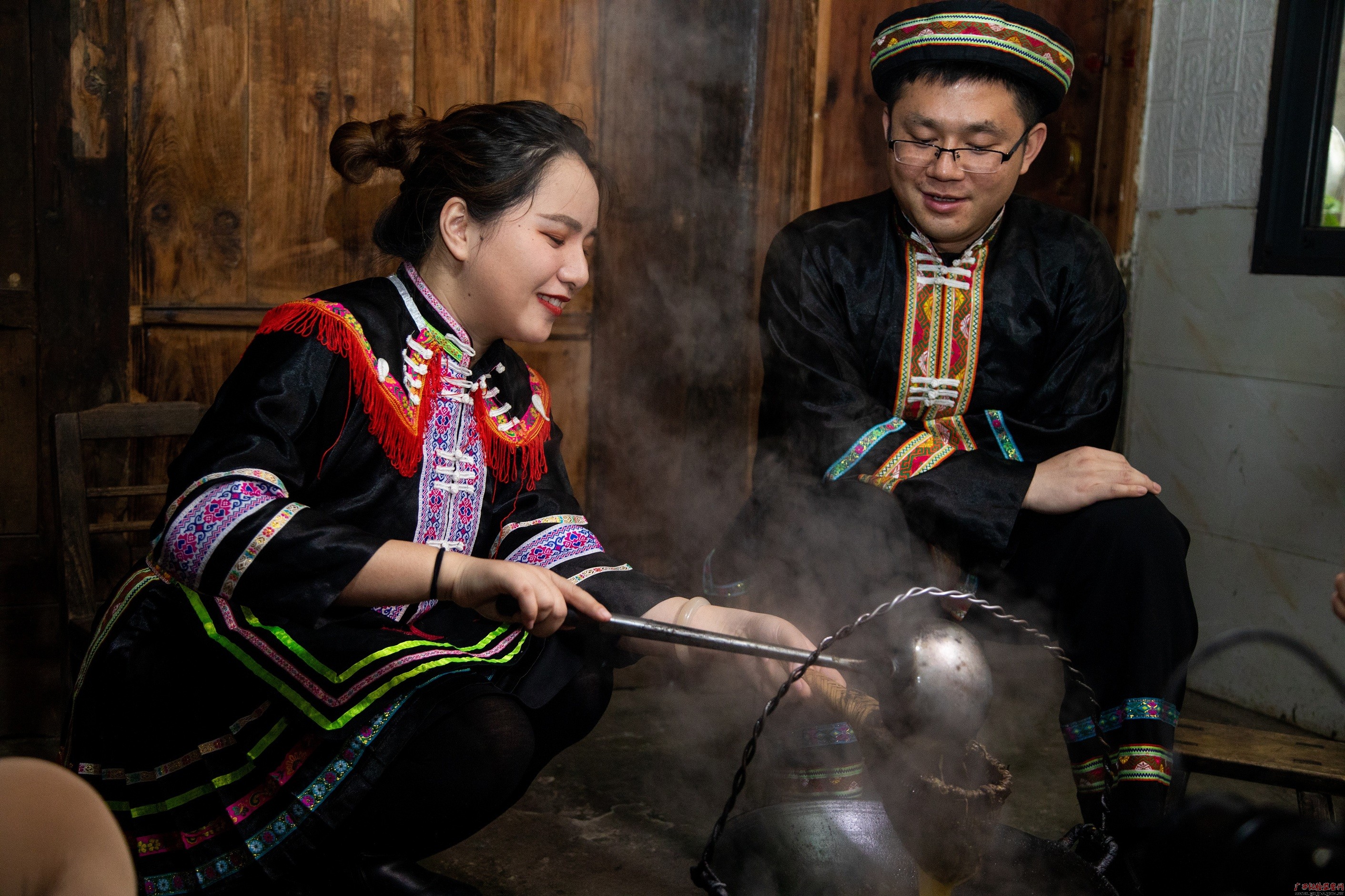 瑶乡姑娘在打油茶大家手拉手,一起围着熊熊燃烧的篝火欢快的唱着,跳着