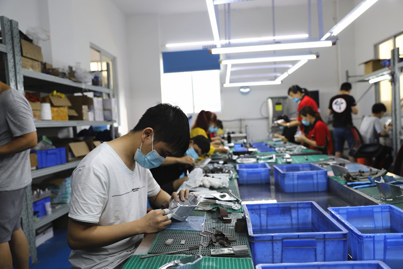 镜头|南宁:扶贫车间生产忙 就近就业稳增收