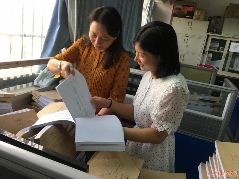 南宁市纪委监委"四风"集中整治小组深入各市直企业查阅会计凭证,检查