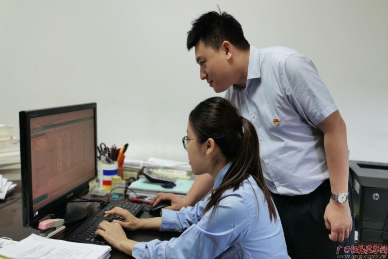 结合违规吃喝,违规发放津补贴专项整治工作,南宁市纪委监委干部到税务