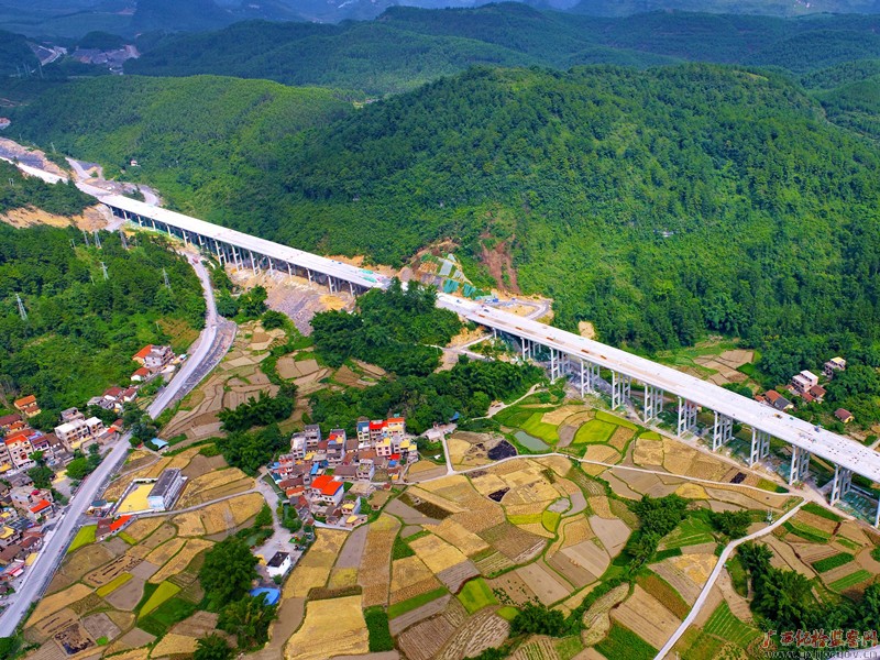 脱贫又通高速路 仫佬山乡添新景