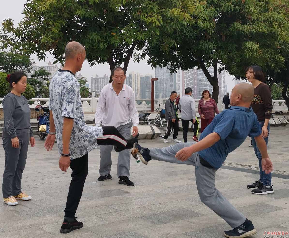 "老夫聊发少年狂"一一2月14日,大年初三,南宁,一群老者在休闲公园踢