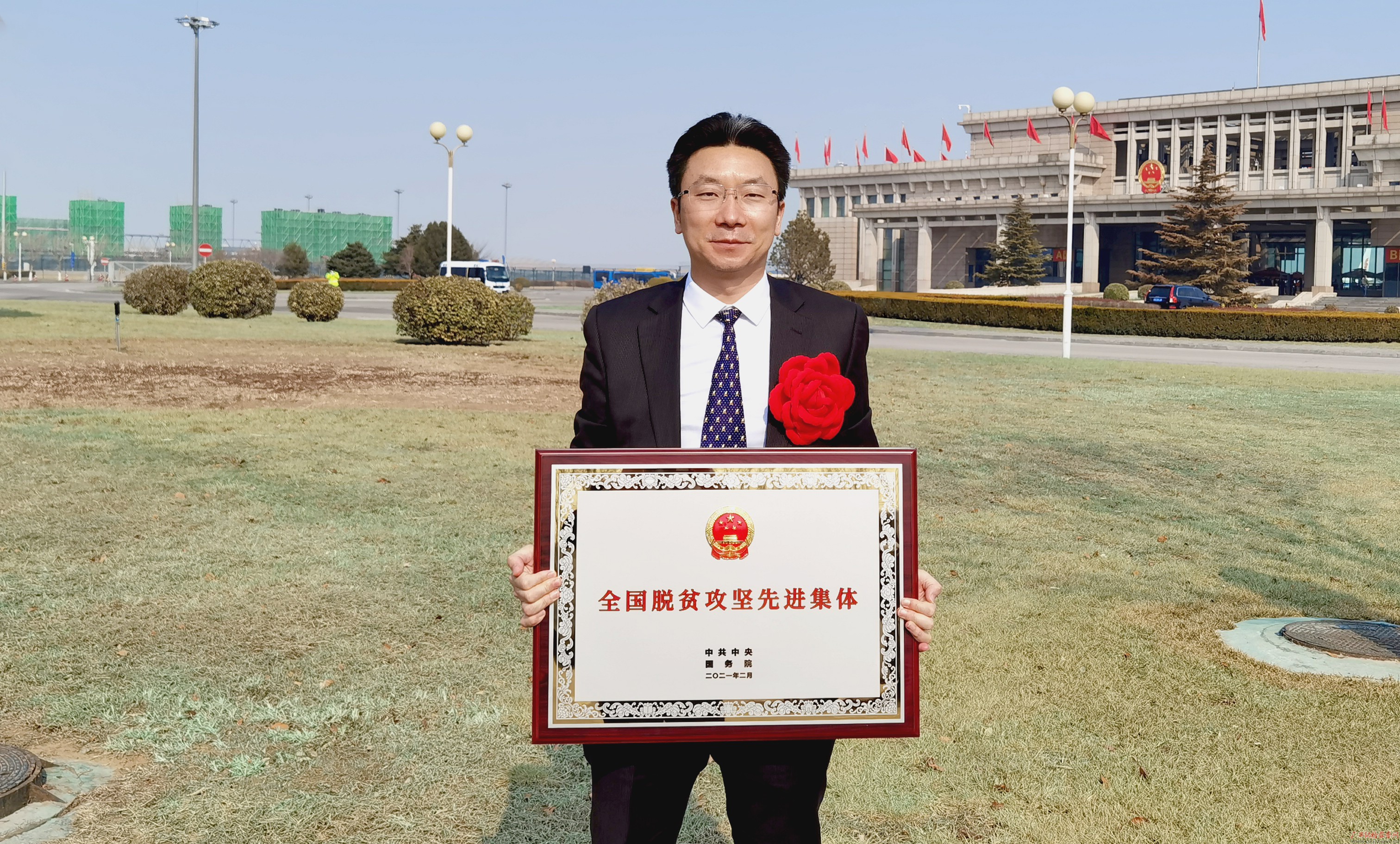 广西壮族自治区纪委监委党风政风监督室被授予“全国脱贫攻坚先进集体”称号