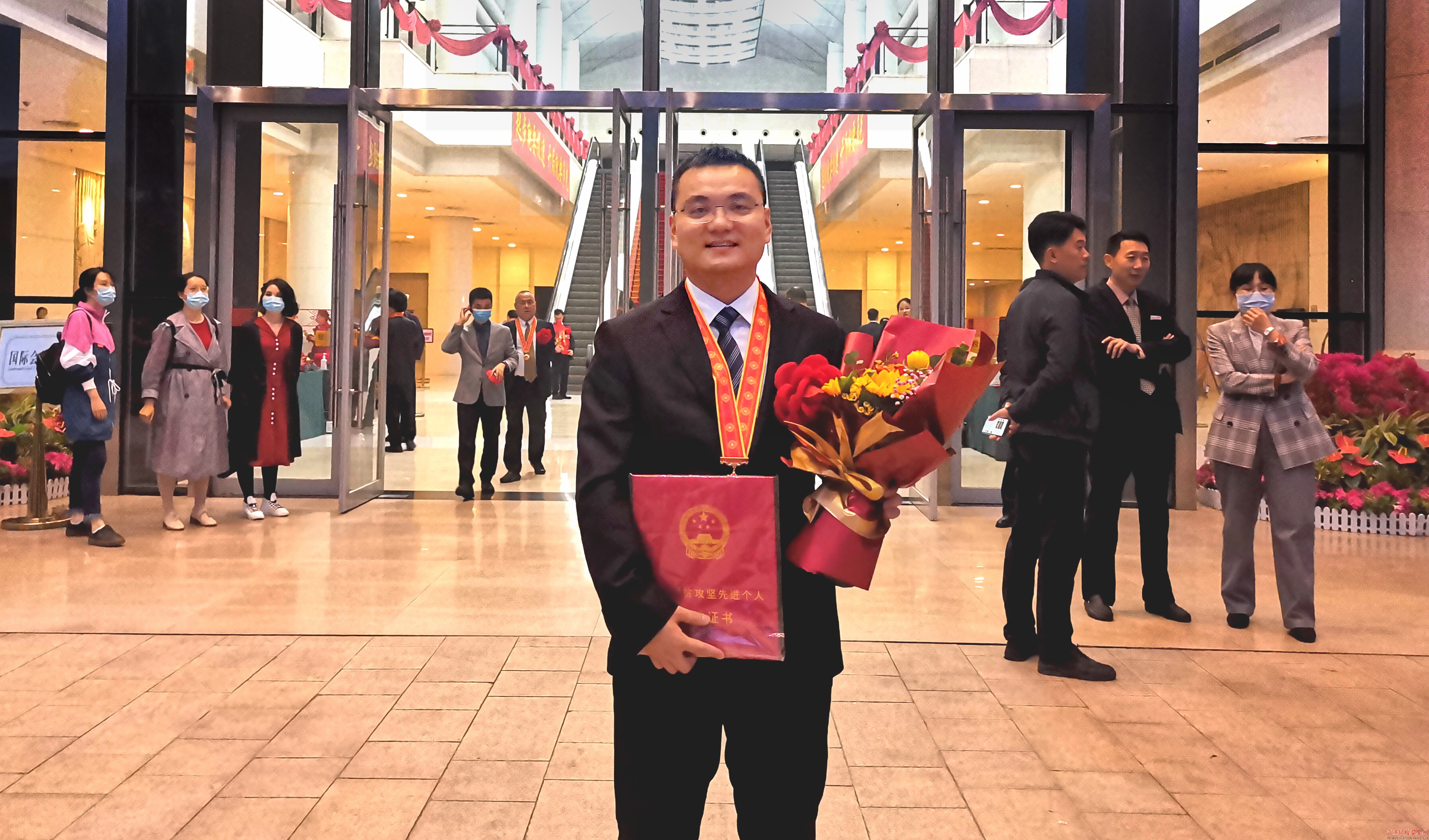 广西壮族自治区纪委监委党风政风监督室被授予“全国脱贫攻坚先进集体”称号